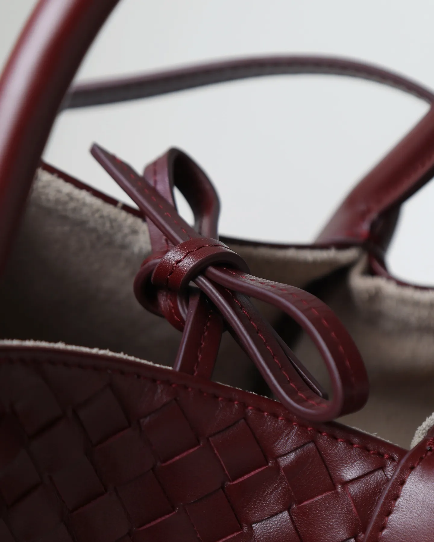 1000. BOTTEGA VENETA's 2025 new product pinacoteca has super soft leather, and the weaving function, practicality and relaxed fashion sense have not been lost ❤️‍🔥Amway is a must-have bag for sisters when going out. The size also accurately meets the commuting needs of urban beauties, and it can fit everything! ! ! 🔥The capacity should not be underestimated~ It doesn’t pick the person, the occasion, or the occasion. With its majestic curved outline, exquisite woven texture, delicate edges and rounded handles, this woven vegetable basket bag truly achieves the goal of “dressing up and being fashionable without getting in the way”~ Are you interested in Jimei? Style number: 819004 Size: 24*15*12cm